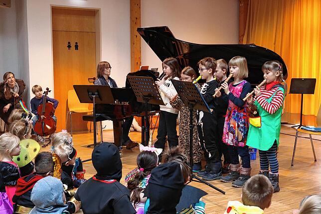 Das gemeinsame Musizieren ist dem Musikschulteam sehr wichtig: Wer bezahlten Unterricht nimmt, darf kostenlos an Ensembles und ...