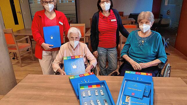 Die Betreuerinnen Marina Bächle-Merk (links) und Gerti Dietsch sind ebenso auf das Projekt &bdquo;Es war einmal... Märchen und ...