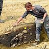Joachim Kitzberger von Archaeotask zeigt den Querschnitt einer Grube, die in der Bronzezeit wohl eine Vorratsgrube gewesen ist, aber ...