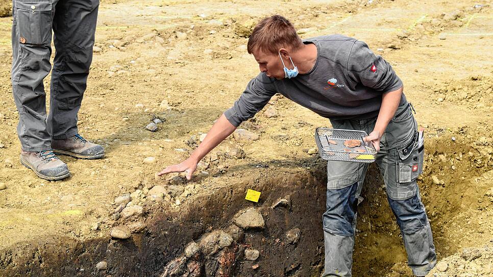 Joachim Kitzberger von Archaeotask zeigt den Querschnitt einer Grube, die in der Bronzezeit wohl eine Vorratsgrube gewesen ist, aber ...