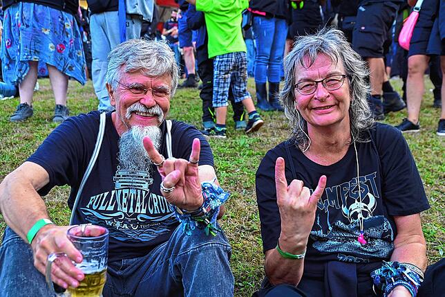 Die &bdquo;Pommesgabel&ldquo; als Metalergruß ist obligatorisch.