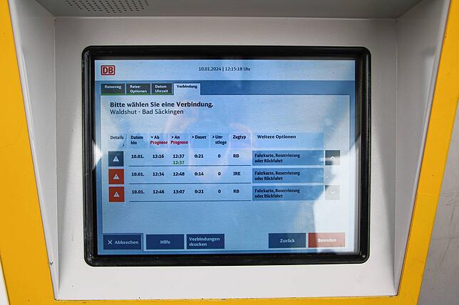 Nur wenige Züge fahren am Mittwoch am Bahnhof in Waldshut, wie dieser Fahrkartenautomat anzeigt.