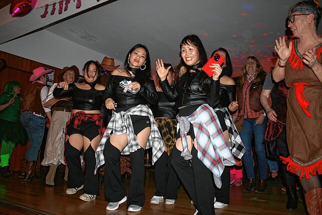 Bild 6: Gasthaus in Aftholderberg im Zeichen der Cowgirls – Schunkeln und Mitsingen beim Weiberball!