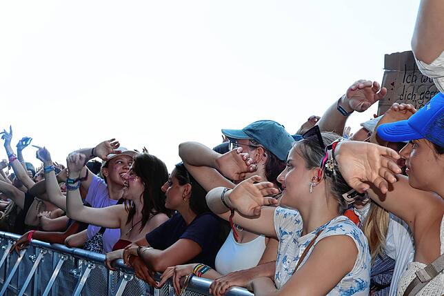 Bild 2: Moshpit und Feierlaune vor den Bühnen: Das sind die besten Southside-Bilder aus den ersten Reihen
