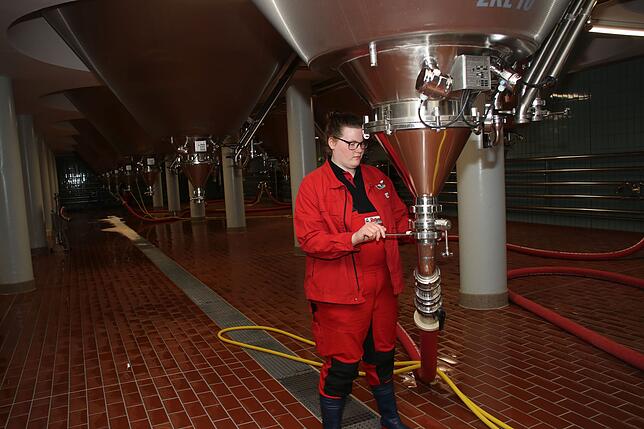Das Brauereihandwerk hat auch seine handwerkliche Seite, wie Nina Nüssle an ihrem Arbeitsplatz demonstriert.
