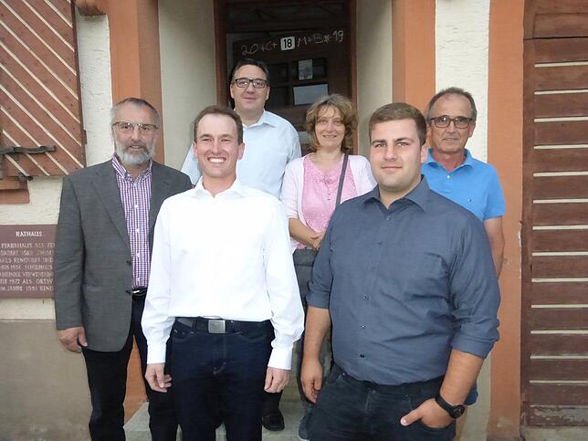 Der neue Achdorfer Ortschaftsrat von links Ortsvorsteher Hans Peter Mess, Christian Kern, Edgar Blessing, Ulrike Mogel-Link, Steffen ...