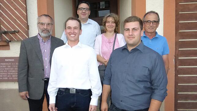 Der neue Achdorfer Ortschaftsrat von links Ortsvorsteher Hans Peter Mess, Christian Kern, Edgar Blessing, Ulrike Mogel-Link, Steffen ...