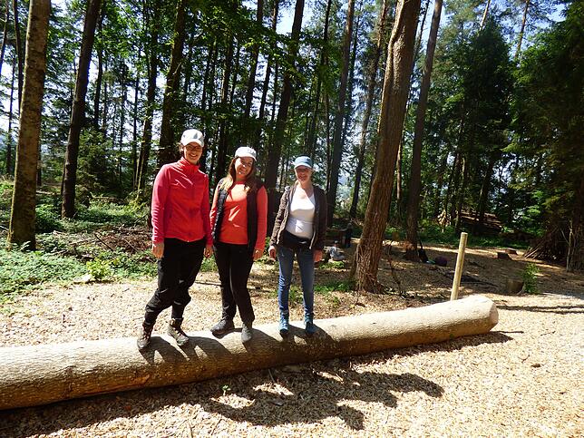 Die Erzieherinnen (von links) Franziska Nusser, Ulrike Huber und Ina Berger genießen ihre Arbeit in der Natur.