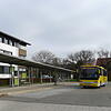 Dreh- und Angelpunkt des ÖPNV in Deggenhausertal ist der Busbahnhof in Wittenhofen, im Hintergrund das Rathaus.