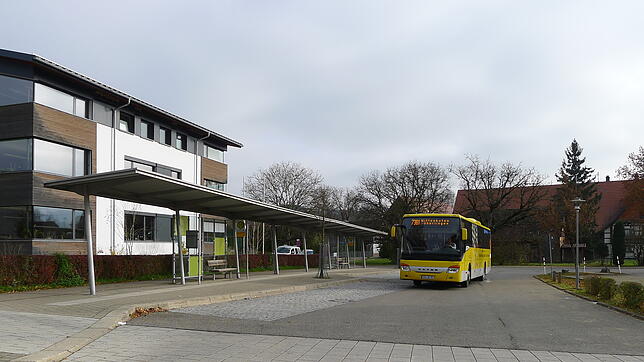 Dreh- und Angelpunkt des ÖPNV in Deggenhausertal ist der Busbahnhof in Wittenhofen, im Hintergrund das Rathaus.
