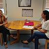 Bettina Häberle (rechts) mit Teresa Krämer (Studentin) in den Räumlichkeiten der Caritas-Beratungsstelle in Sigmaringen.