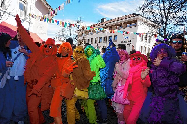 Erst in der Gruppe wird deutlich, dass das Kostüm ein Regenbogen ist.