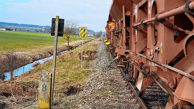 Das Gleisbett der Ablachtalbahn wird saniert, damit im Sommer hier Ausflügler Zug fahren können. Während die Lok kaum schneller als ...