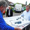 Gassenpfleger Oliver Martin (links) und Architekt Thomas Pross mit dem Modell der Fischerhäuservorstadt im Maßstab 1:200, an dem viele ...