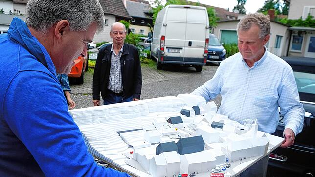 Gassenpfleger Oliver Martin (links) und Architekt Thomas Pross mit dem Modell der Fischerhäuservorstadt im Maßstab 1:200, an dem viele ...
