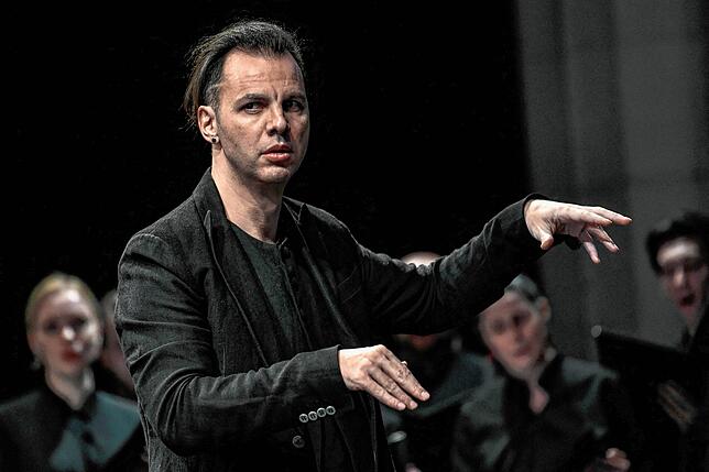 Teodor Currentzis, griechisch-russischer Dirigent, tritt „für Frieden“ ein. Wen genau er jedoch dafür verantwortlich macht, ...