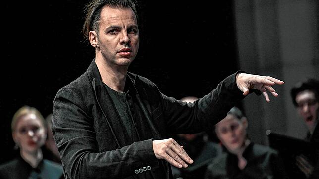 Teodor Currentzis, griechisch-russischer Dirigent, tritt &bdquo;für Frieden&ldquo; ein. Wen genau er jedoch dafür verantwortlich macht, ...