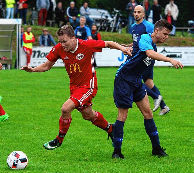 Einst Gegenspieler: Im Derby zwischen der Spvgg. Brennet-Öflingen und dem FC Wallbach, im September 2018, standen sich dessen heutiger ...