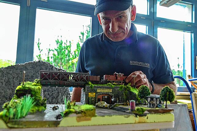 In seiner Freizeit fertigt Stefan Rosenfelder kleine Modelleinsenbahn-Dioramen.