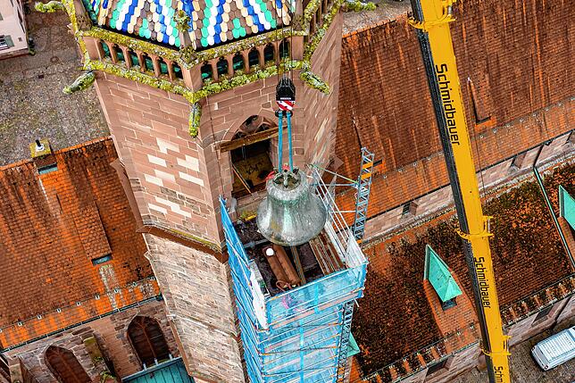 Bild 7: Eine spektakuläre Aktion: Die Münsterglocke wird in einer millimetergenauen Präzisionsarbeit aus dem Turm gehievt, zahlreiche Besucher schauen zu
