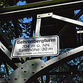 Ist von Sonnenaufgang bis Sonnenuntergang zugänglich: der Gehrenbergturm, der im Gegensatz zu seinem Pariser Vorbild umsonst bestiegen ...