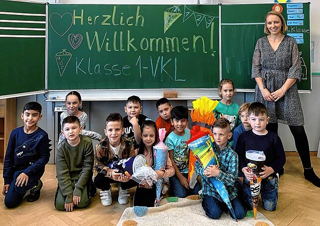 Die Klasse VKL der Schillerschule GS Singen mit Ihrer Klassenlehrerin Linda Alnaouq bei ihrer Einschulungsfeier.