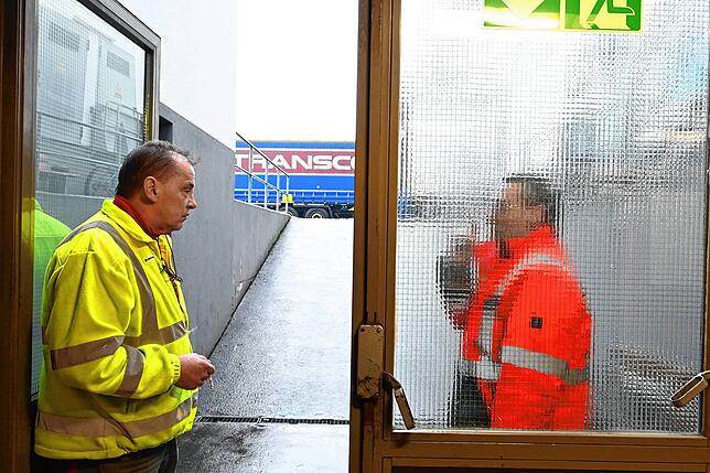 Silvio Henke vor der Fahrt im Gespräch mit einem Kollegen.