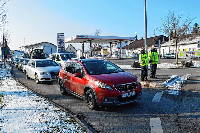 Vielerorts – wie hier am Mowag-Kreisel in Tiengen – kontrollierte die Polizei des Verkehrsgeschehen.