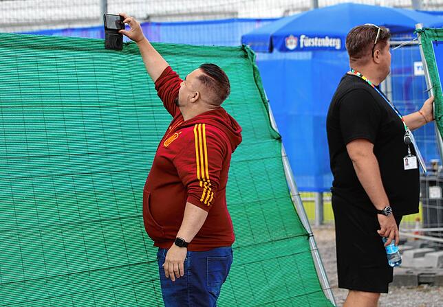 Ramiro (links) versucht mit dem Handy ein Foto von den spanischen Spielern zu machen.