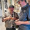 Alexander Flügler (links) mit Eric Stadelhofer bei der Eröffnung. Bild: Verein der Jenischen