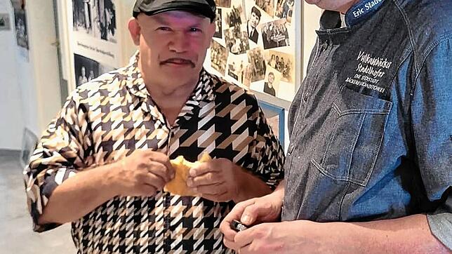 Alexander Flügler (links) mit Eric Stadelhofer bei der Eröffnung. Bild: Verein der Jenischen