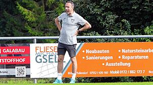 Trainer Markus Schoch vom FC Öhningen-Gaienhofen bleibt mit seiner Mannscchaft durch den 2:1-Heimsieg an Tabellenführer Denkingen dran.