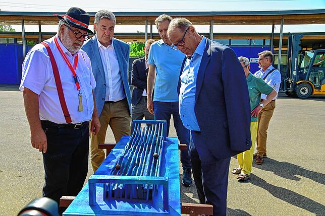 Analogen Spielespaß verspricht Manne Schneider (links) an seinem Stand mit selbst entwickelten und gebauten Spielen. Bürgermeister ...