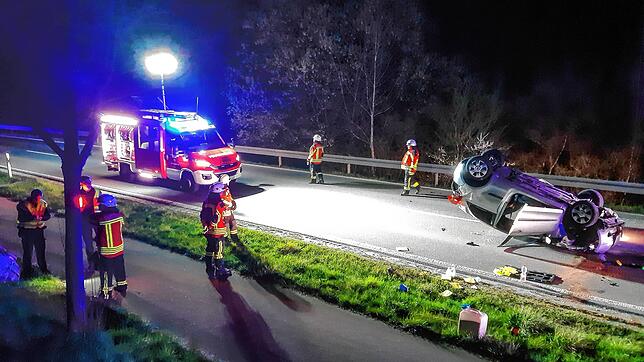 Bei Unfall auf der B313 zwischen Hoppetenzell und Zizenhausen hat sich am Karsamstagabend ein Auto überschlagen.