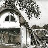 Nach der Räumung rollte der Bagger an: Die jugendlichen Besetzer mussten mitansehen, wie die Stadt aus dem Feuerwehrgerätehaus in ...