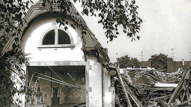 Nach der Räumung rollte der Bagger an: Die jugendlichen Besetzer mussten mitansehen, wie die Stadt aus dem Feuerwehrgerätehaus in ...