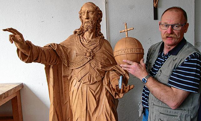 Holzbildhauer Hans-Georg Benz mit seiner Figur des „Salvator Mundi“, den er vor drei Jahren für die Kapelle in ...