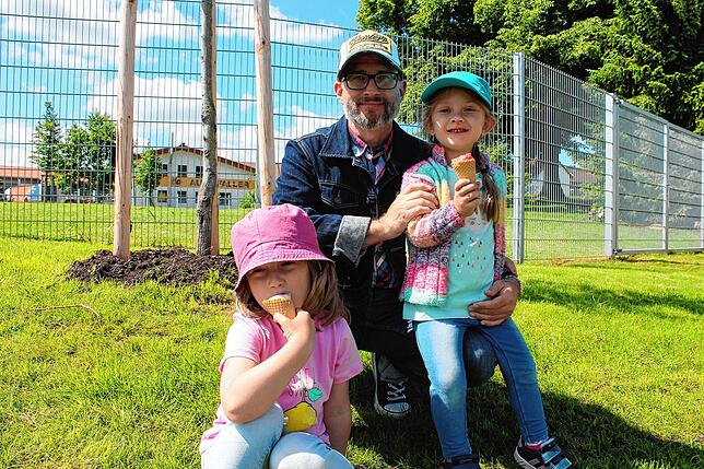 Daniel Pfarrherr mit Tochter Daniuca (r.) und Nathalie Ruf (l.) genießen den Tag auf dem neuen Spielplatz.