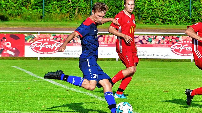 Aufpassen: Matthias Wenk (hinten) warnt die Mitspieler vom FC Wallbach beim Kellerduell gegen den FC Schlüchttal vor Offensivkräften wie ...