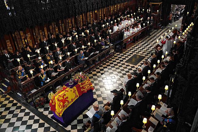 Der letzte Akt des öffentlichen Staatsbegräbnisses: Die Trauerfeier in der St. George&lsquo;s Chapel auf Schloss Windsor. Königskrone, ...