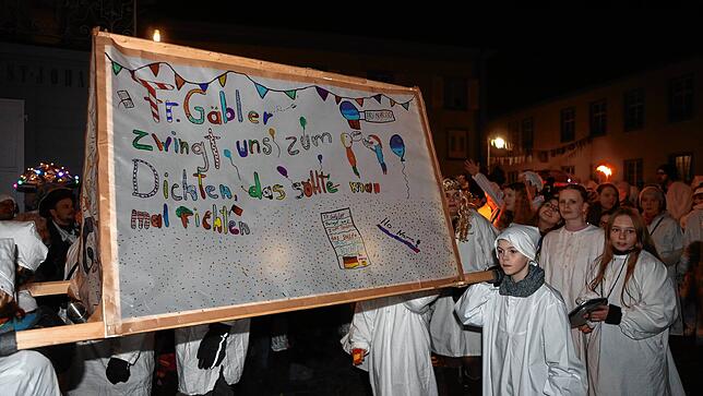 Bild 5: Schmotziger Dunschtig: Ho Narro! Im Schlafgewand geht&lsquo;s durch die Altstadt