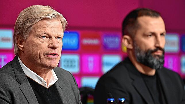 Vorstandsvorsitzender Oliver Kahn (l.) und Sportdirektor Hasan Salihamidzic bei der Pressekonferenz in München.