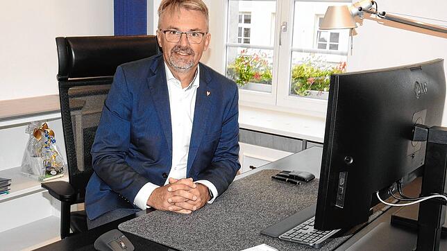 Waldshut-Tiengens neuer Oberbürgermeister Martin Gruner an seinem ersten Arbeitstag im Waldshuter Rathaus.