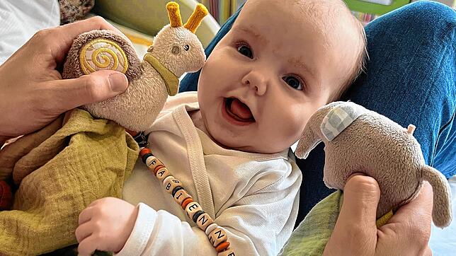 Das Lächeln der kleinen Fabienne aus Wehr ist zauberhaft. Was man auf diesem Bild nicht auf den ersten Blick sieht: Das Baby hat ...