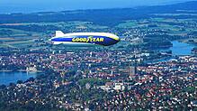 (Archivbild) Ein gewohntes Bild für Konstanzer: Über der Stadt am Bodensee fliegt ein Zeppelin. Doch nicht immer war das so.