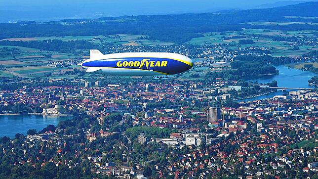 (Archivbild) Ein gewohntes Bild für Konstanzer: Über der Stadt am Bodensee fliegt ein Zeppelin. Doch nicht immer war das so.