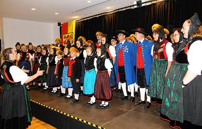 Wie schön die Bräunlinger Kilbig feiern können, zeigt der Kilbigabend am Samstag in der Stadthalle. Der Heimat- und Trachtenbund (Bild) ...