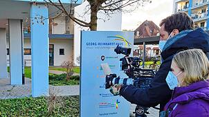 Eine Kamera läuft vor dem Schild am Eingang des Georg-Reinhardt-Hauses: Das Bild stammt von den Dreharbeiten zu einem Film über Demenz ...