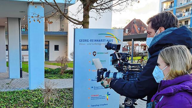 Eine Kamera läuft vor dem Schild am Eingang des Georg-Reinhardt-Hauses: Das Bild stammt von den Dreharbeiten zu einem Film über Demenz ...