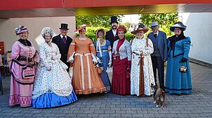 Die Mitglieder der historischen Gruppe „Sissis Erben“ sind nicht nur auf Messen, im Theater oder auf der Rennbahn zu bestaunen. Auch ...